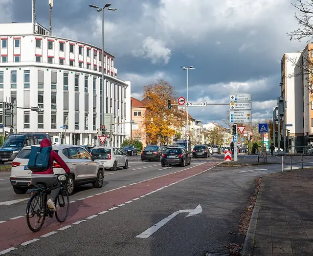 Wer an der Kreuzung Kriegsstraße, Brauerstraße und Reinhold-Frank-Straße unterwegs ist, bekommt jetzt Einblick in die Planungsgrundlagen für den Umbau. | Foto:  Stadt Karlsruhe, Monika Müller-Gmelin
