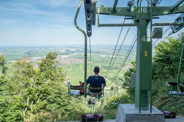 Die Aussicht von der Rietburg zählt zu den schönsten Panoramablicken entlang der Deutschen Weinstraße. | Foto: Rietburgbahn