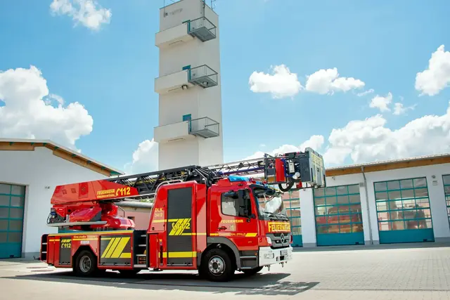 Eine größere Lagerhalle im Gewerbegebiet Marxzell-Pfaffenrot steht in Flammen. Wegen der Rauchentwicklung wurde eine Warnung ausgegeben: Fenster und Türen sollen geschlossen bleiben. | Foto: Feuerwehr Frankenthal