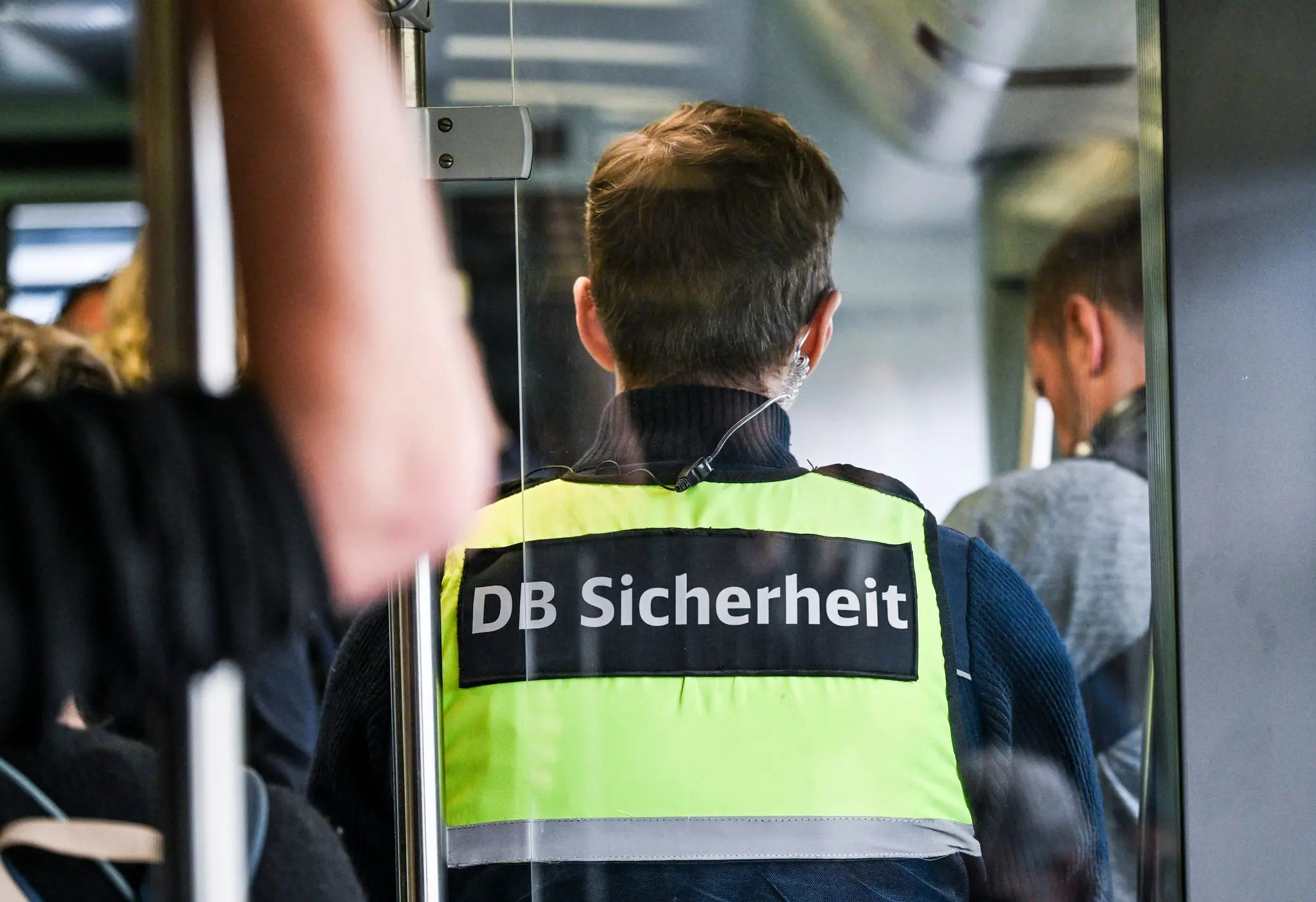 Stuttgart-Mann-bedroht-Bahnmitarbeiter-am-Bahnhof-mit-Cuttermesser