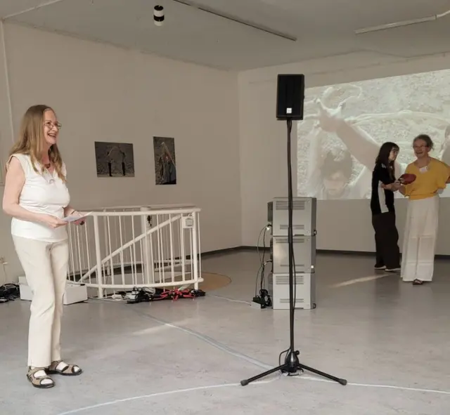Ausstellungsansicht, Begrüßung Sabine Schäfer | Foto: Karin Gerlach