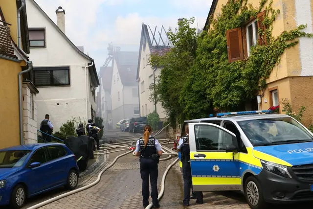 In Ingersheim soll ein Bewohner den Dachstuhl seines Hauses angezündet haben und Brandsätze geworfen haben. | Foto: Karsten Schmalz/KS-Images/dpa