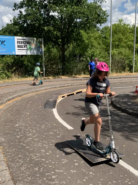 Mit dem Roller über die Wippe | Foto: BdP Peter Krietemeyer
