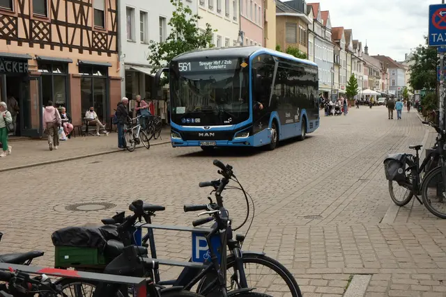 Wer zum Brezelfest mit dem Bus fährt, sollte am Sonntag wegen des Umzugs die geänderten Linienwege prüfen. | Foto: Stadt Speyer