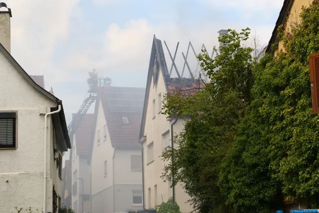 Nach dem Brand ist das Haus möglicherweise einsturzgefährdet. | Foto: Karsten Schmalz/KS-Images/dpa