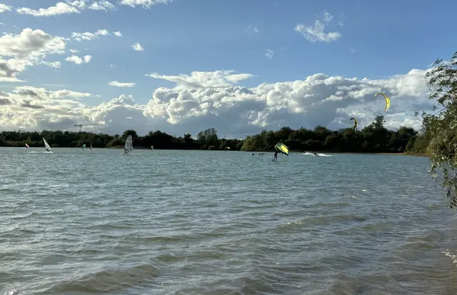 Surfen mit dem Surfboard, Wingsurfen oder Kitesurfen Karlsruhe: Anfänger und Fortgeschrittene genießen am Surfspot Epplesee bis in den Herbst das Spiel mit dem Wind. | Foto: Thorsten Kornmann