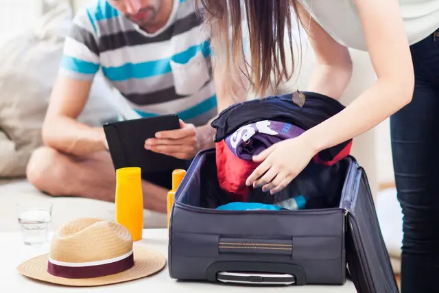 Nachhaltig reisen: Wer vor der Reise beim Packen genau überlegt, was mit muss, kommt mit wenig Gepäck aus.  | Foto: dpa