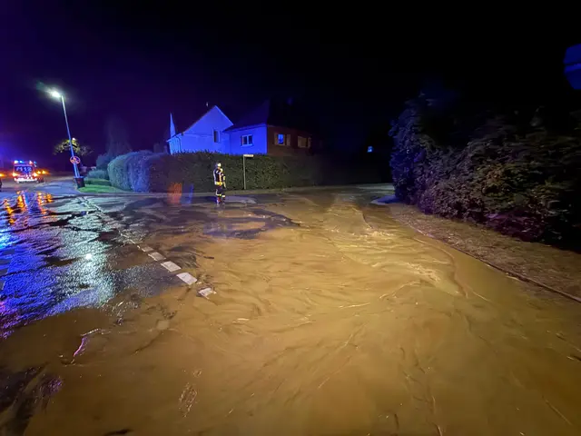 Ein Wasserrohrbruch an der Maassenstraße in Schermbeck hat in der Nacht zum Donnerstag die Feuerwehr auf den Plan gerufen. Die Einsatzkräfte sicherten den Bereich und übergaben die Einsatzstelle an den Wasserversorger. | Foto: Feuerwehr Schermbeck