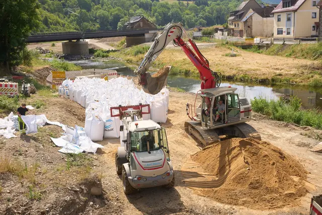 Bagger rollen für die Gewässerwiederherstellung an der Ahr.  | Foto: Thomas Frey/dpa