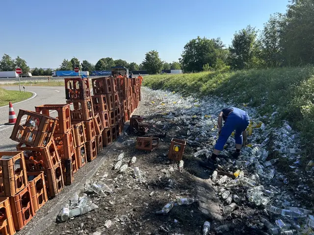 An der Auffahrt Wattenheim zur A6 stürzten am Donnerstag zahlreiche Getränkekisten von einem Lkw-Anhänger auf die Fahrbahn. Wegen der Reinigung und der Glasscherben blieb die Anschlussstelle voll gesperrt. | Foto: Polizeidirektion Neustadt/Weinstraße