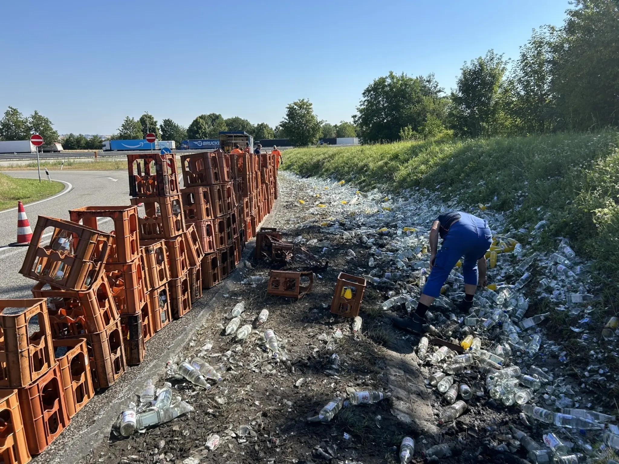 Vollsperrung-an-der-A6-bei-Wattenheim-Getr-nkekisten-st-rzen-ab