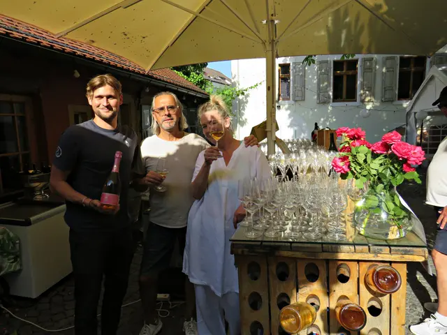 Tom (Marketing/Branding), Heri (Vinothek) und Anja am Ausschank | Foto: Brigitte Melder