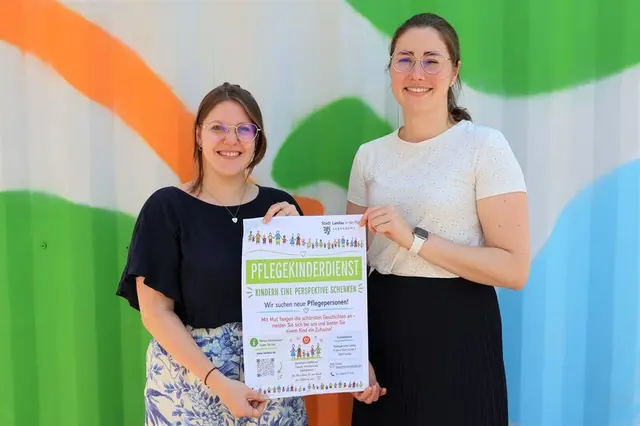 Wer sich vorstellen kann, einem Kind ein Zuhause auf Zeit zu geben, findet in Landau jetzt Infos auf Plakaten und online. | Foto: Beigeordnete Lena Dürphold (r.) und Luisa-Maria Wendel vom Pflegekinderdienst hoffen auf viele neue Pflegefamilien. Stadt Landau