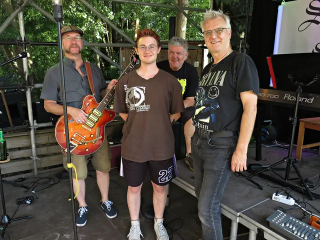 Sounds of Silence an der gut gefüllten Strandbar | Foto: Brigitte Melder