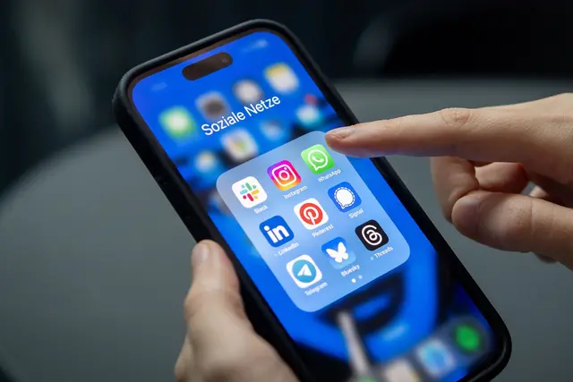 Der lange Arm von Social Media: Die Netzwerk-Betreiber erhalten oft auch personenbezogene Daten ihrer Nutzenden von anderen Webseiten oder Apps. Das ist alles andere als astrein, aber rechtlich kompliziert. | Foto: dpa
