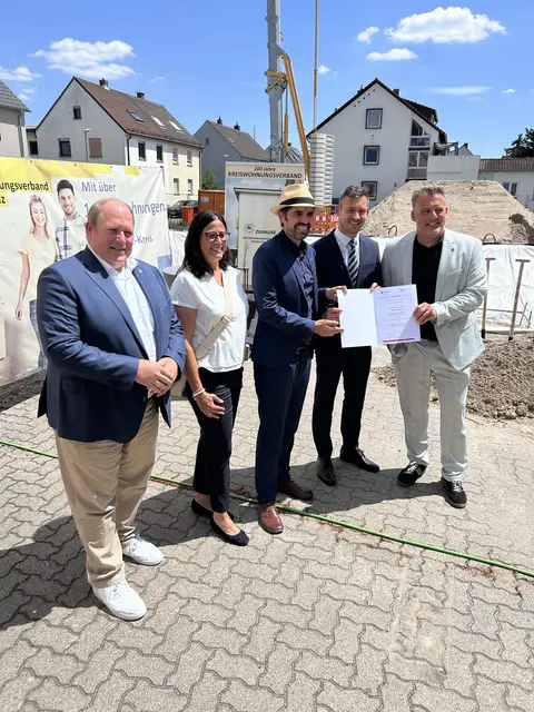 Bürgermeister Thorsten Leva, ISB-Vorstandsmitglied Sandra Baumbach, Bauminister Sven Teuber, Geschäftsführer Christopher Kropp, Landrat und Vorstand Volker Knörr
 | Foto: ISB/Fabian Maier