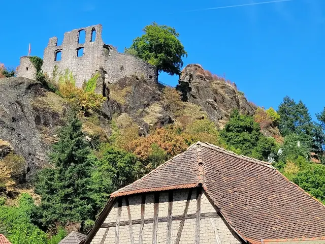Den Donnersberg, den höchsten Berg der Pfalz, kennt jeder. Die zum Massiv gehörige Falkensteiner Schlucht ist nicht ganz so bekannt. Startpunkt einer spannenden, von zahlreichen Natur-, Kultur- und Einkehr-Highlights gesäumten Rundwanderung ist das herrlich gelegene Höhendorf Falkenstein mit seiner gleichnamigen Burg. | Foto: Markus Pacher