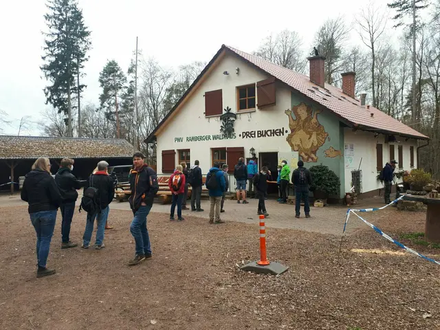 Der Besuch der PWV Hütte Drei Buchen lässt sich gut mit einer Wanderungen zu den Burgen Neuscharfeneck und Meistersel verbinden. | Foto: Markus Pacher