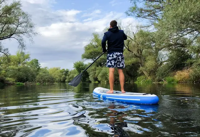 Sonnenschutz, Handy, Pfeife, Taschenlampe und Trinkflasche sollte man mitnehmen, wenn es aufs Wasser geht.  | Foto: dpa