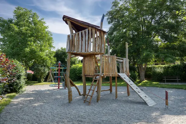 Wer mit Kindern auf dem Spielplatz unterwegs ist, könnte in einigen Stadtteilen künftig auf andere Flächen ausweichen müssen. | Foto: Robert Schneider/stock.adobe.com