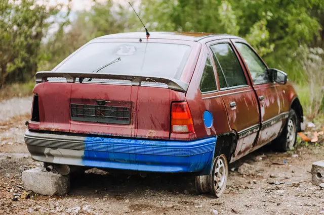 Wenn ein Betrieb ohne Erlaubnis weiterläuft, kann die Stadt die Räume vor Ort schließen und versiegeln. (Symbolbild Schrottauto) | Foto: shchus/stock.adobe.com