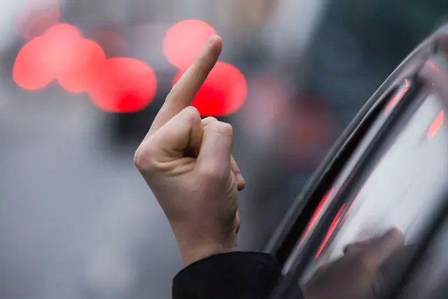 Die Polizei stoppte den Raser und verlangte von ihm eine Sicherheitsleistung, bevor der Mann weiterfahren durfte. (Symbolbild) | Foto: Jens Büttner/dpa-Zentralbild/dpa