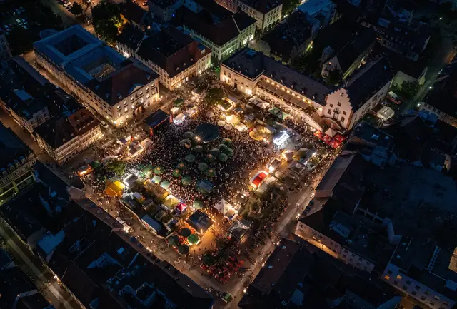 Beim Landauer Sommer 2026 verteilen sich neun Bühnen über die Innenstadt – hier der Rathausplatz | Foto: pfalzvision