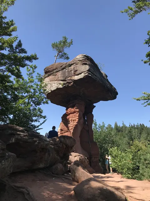 Sagenhaftes Felsgebilde: der Teufelstisch in Hinterweidenthal | Foto: Britta Bender