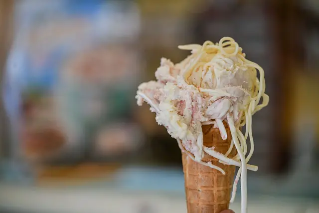 Spaghetti statt Streusel: Diese Eis hat ein besonderes Topping. | Foto: Jason Tschepljakow/dpa