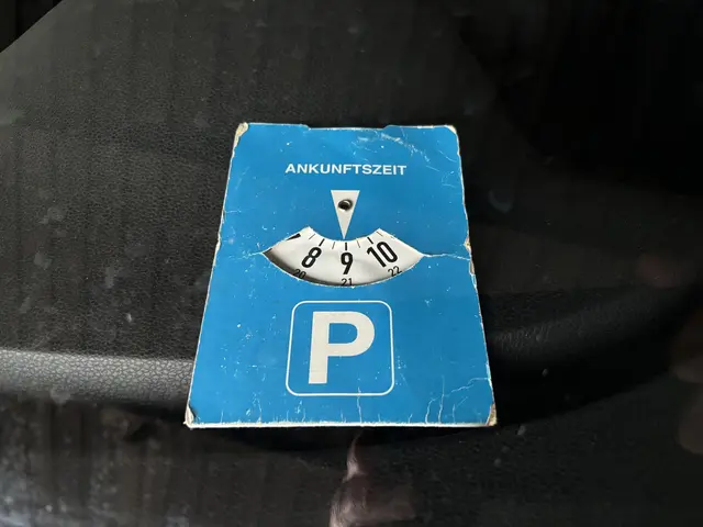 Parkscheibe einstellen: Wenn man sein Auto gerade auf dem Parkplatz abgestellt hat, gibt es einige Regeln zu beachten, um kein Knöllchen zu riskieren. Die Abstellzeit muss man auf die nächste halbe Stunde aufrunden. Wenn man die Parkscheibe hinter die Frontscheibe legt, ist sie von außen durch die Scheibe gut sichtbar.  | Foto: Thorsten Kornmann