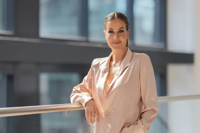 Moderatorin Charlotte Engelhardt (vormals Charlotte Würdig) steht in der Sendezentrale von RTL. Ab dem 30. Juni moderiert Engelhardt das neue Reality-Format „Bad Boyfriends – Jetzt wird abgerechnet“ auf RTL+. | Foto: dpa
