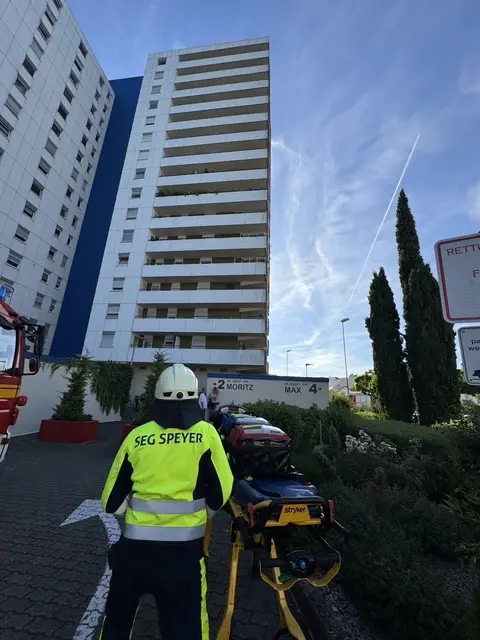 „Max und Moritz“ in Speyer: In der 14. Etage brannte am Freitagnachmittag ein Blumenkübel auf einem Balkon. Die Feuerwehr löschte den Brand schnell, verletzt wurde niemand. | Foto: Brand- und Katastrophenschutz der Stadt Speyer