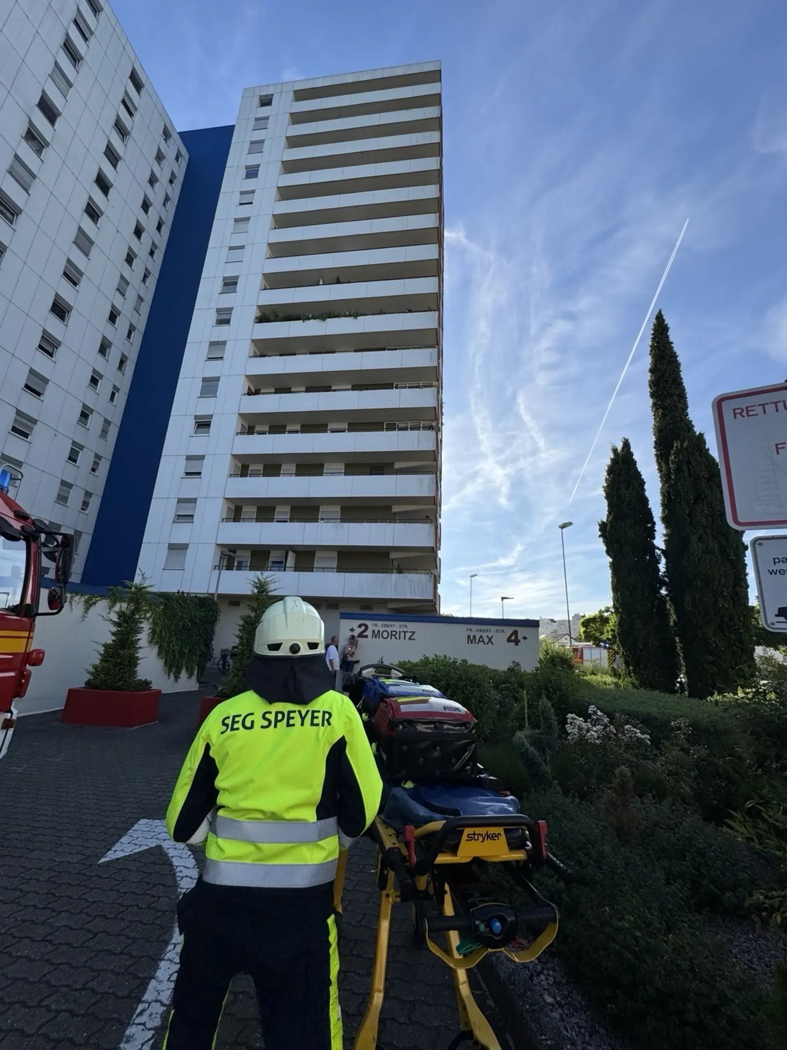 Balkonbrand-in-Speyer-Feuer-in-Hochhaus-rasch-gel-scht