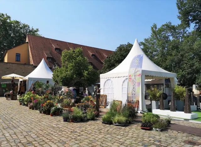 Mehr als 80 Aussteller präsentieren bei der Maison &amp; Jardin rund um den Herrenhof in Mußbach Gartenideen, Pflanzen, Mode und kulinarische Spezialitäten. | Foto: Das AgenturHaus GmbH