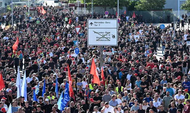 Tausende protestieren gegen den Sparkurs bei Mercedes-Benz. | Foto: Bernd Weißbrod/dpa