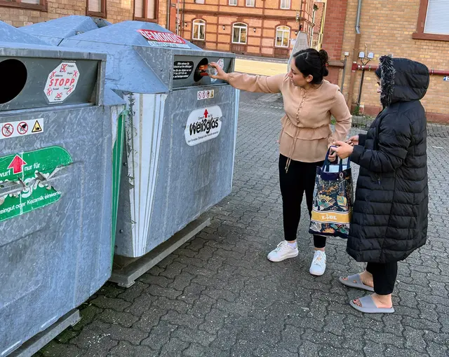 Praktische Alltagsintegration: Mülltrennung gehört zu den wichtigsten Alltagsthemen für neu angekommene Menschen. | Foto: Zeinhom Haggag