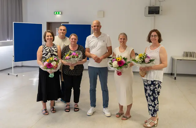 Ein starkes Team seit 1998: (v.l.) Tina Schöner, Dominik Maurer, Kerstin Hinz, Landrat Martin Brandl, Silke Schirmer und Silke Matern bei der Ehrung für stolze 25 Jahre Treue zur Kreisverwaltung Germersheim.  | Foto: KVGER/gb