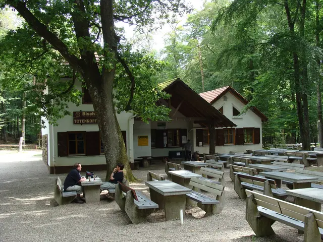 Alle Wege führen zur Gastwirtschaft: Die Hüttenkultur in der Pfalz ist nicht umsonst von der UNESCO-Kommission zum immateriellen Kulturerbe ernannt worden. In diesem Bild ist die Totenkopfhütte zu sehen. | Foto: Steffen 962/wikimedia commons
