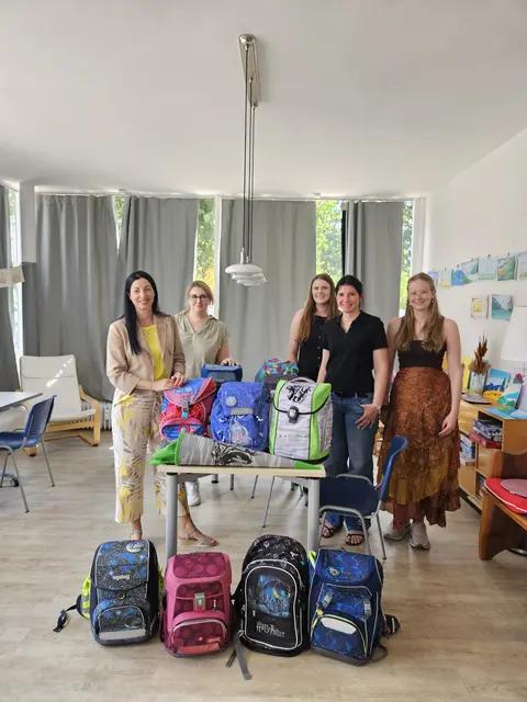 Beigeordnete Anja Pfeiffer (links) mit Mitarbeiterinnen des Stadtteilbüros Slevfisch und des ASZ bei der Ausgabe der gespendeten Schulranzen | Foto: Stadt KL/gratis