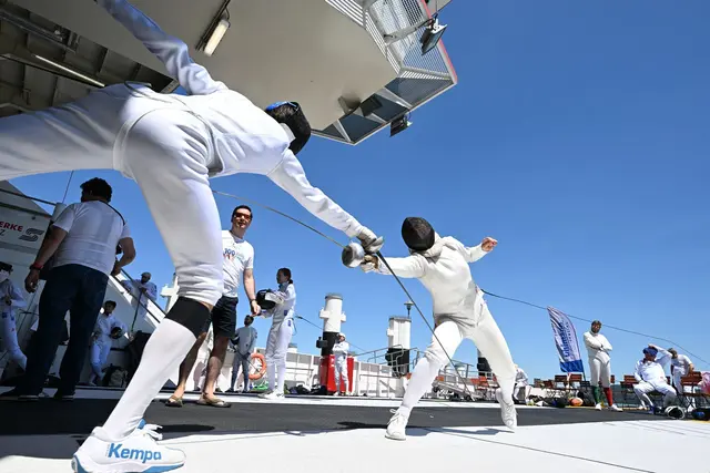 Fechter duellieren sich auf einer Fähre. | Foto: Felix Kästle/dpa
