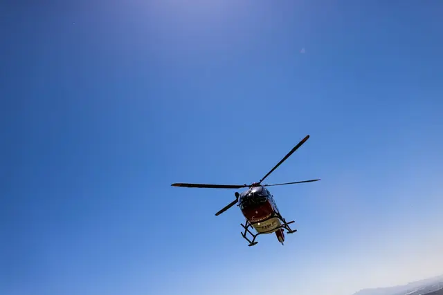 Ein Rettungshubschrauber brachte den schwer verletzten Mann in eine Klinik. (Symbolbild) | Foto: Philipp von Ditfurth/dpa