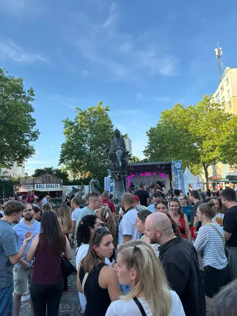 Bereits zum Auftakt strömten tausende Besucherinnen und Besucher in die Kaiserslauterer Altstadt und sorgten für eine stimmungsvolle Atmosphäre. | Foto: Frank Pfaff