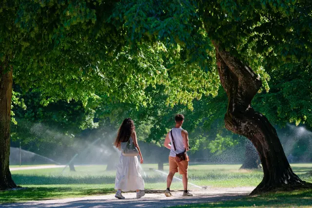 Am Wochenende werden in Baden-Württemberg Temperaturen bis zu 30 Grad erwartet. Die Bewässerungsanlage im Heidelberger Schlosspark wird bei hohen Temperaturen regelmäßig genutzt. (Archivbild) | Foto: Uwe Anspach/dpa
