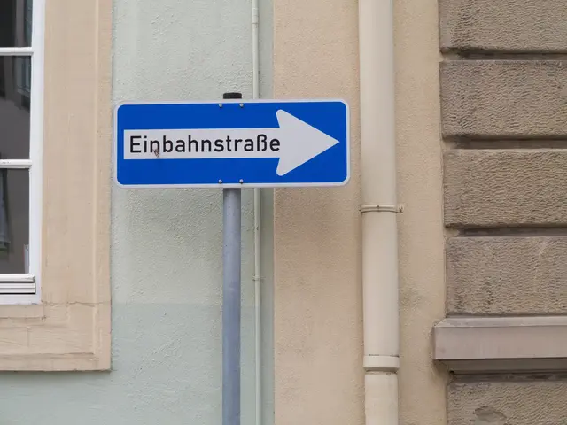 Die Polizei kontrollierte am Frankenthaler Strandbad die Einbahnstraßenregelung. Innerhalb einer Stunde wurden zehn Verstöße festgestellt, für das verbotene Einfahren drohen 50 Euro Verwarngeld. | Foto:  kasparart/stock.adobe.com