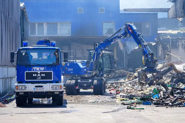 Einsatzkräfte des Technischen Hilfswerks (THW) beseitigen mit einem Bagger Schutt. | Foto: Enrique Kaczor/dpa