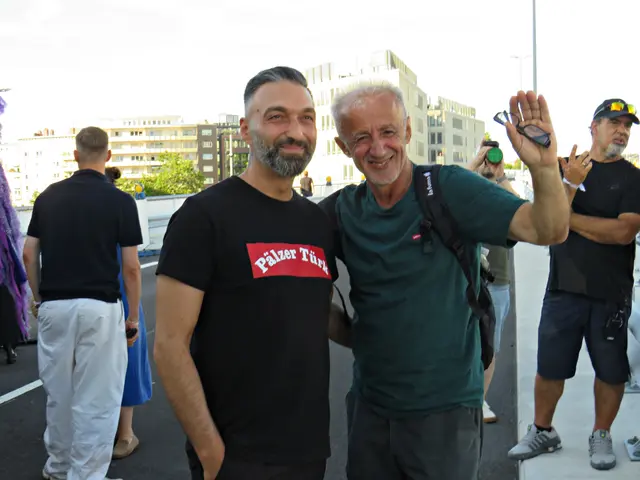 Minir Sadiku filmt und fotografiert | Foto: Brigitte Melder