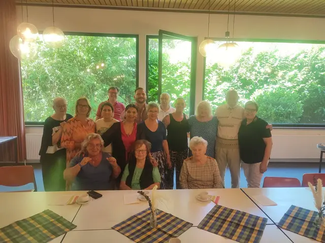 Frank Pfaff (hinten mitte) mit vielen der glücklichen Besucher des "Betze Brunch" | Foto: Frank Pfaff