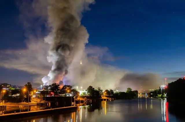 Die Rauchwolke war weithin zu sehen. | Foto: Christoph Schmidt/dpa