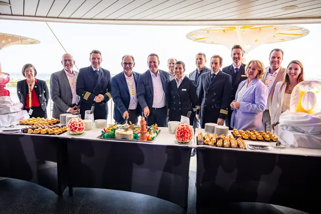 Anschnitt der Geburtstagstorte an Bord der AIDAdiva in Rostock-Warnemünde mit Vertretern aus Unternehmen, Politik und Tourismus. | Foto: AIDA Cruises