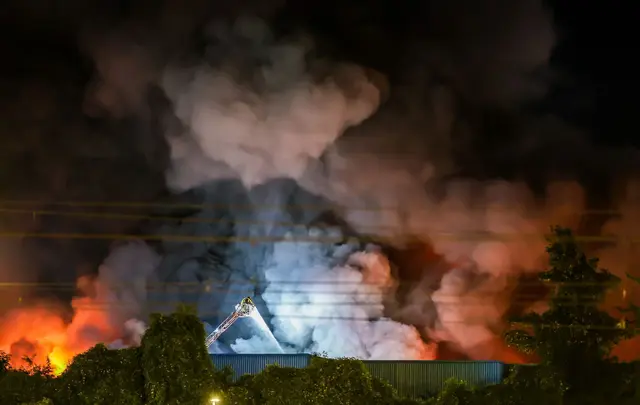Für die Stuttgarter Feuerwehr ist es einer der größten Einsätze seit Jahren. | Foto: Christoph Schmidt/dpa